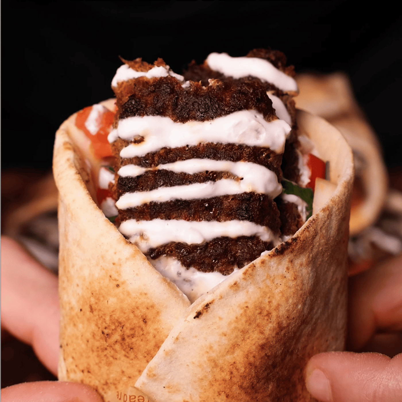 Βοδινό Κεμπάπ σε Λιβανέζικη πίτα με Σαλάτα και Sauce Γιαουρτιού