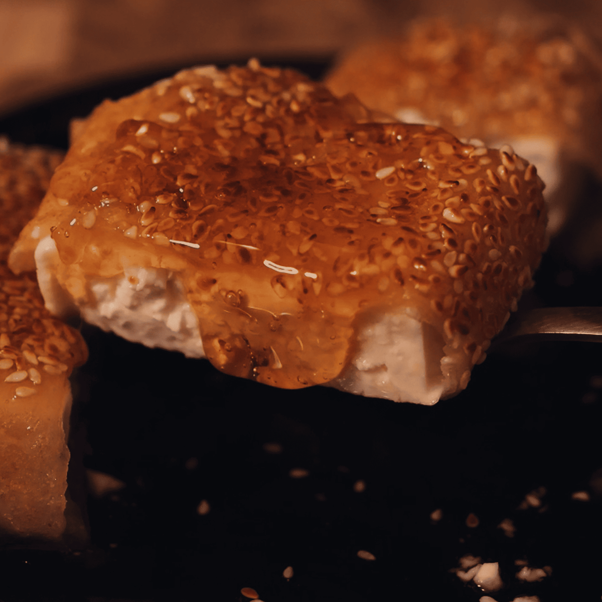 Φέτα Σαγανάκι με Φύλλα Ρυζιού