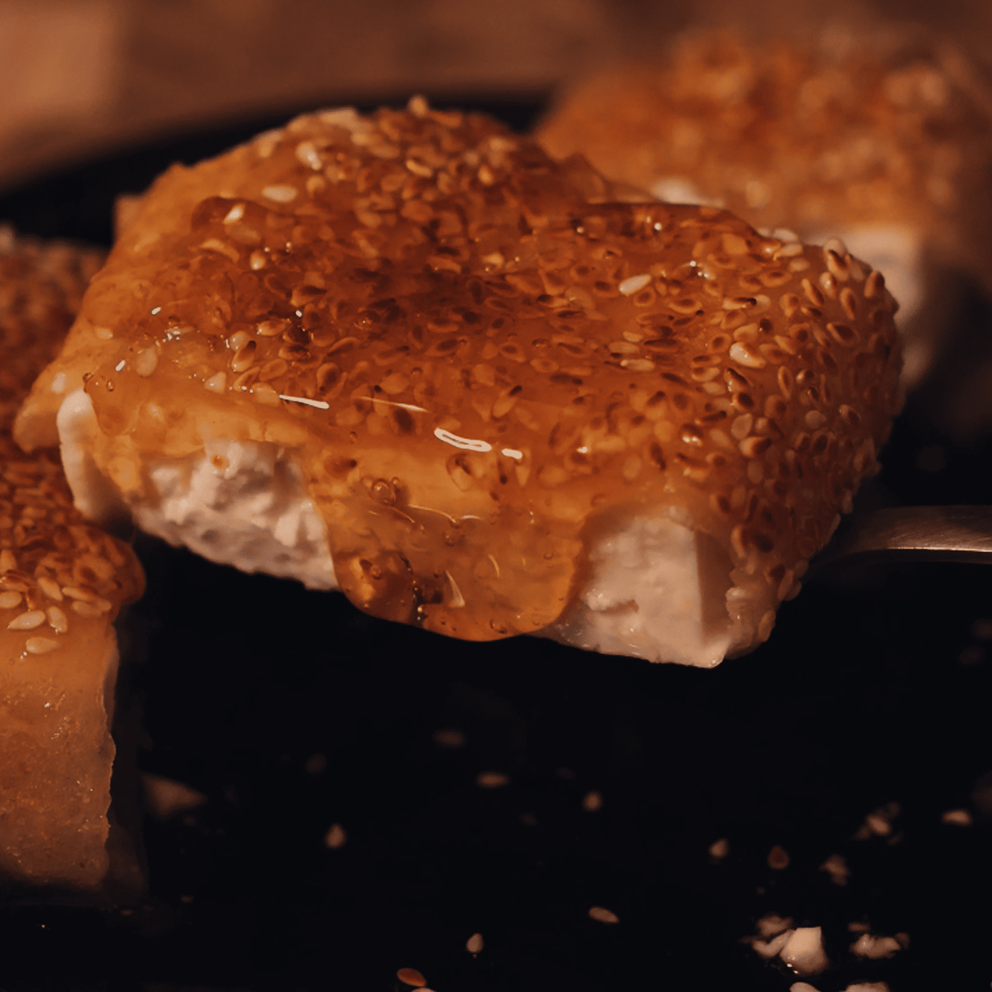 Φέτα Σαγανάκι με Φύλλα Ρυζιού